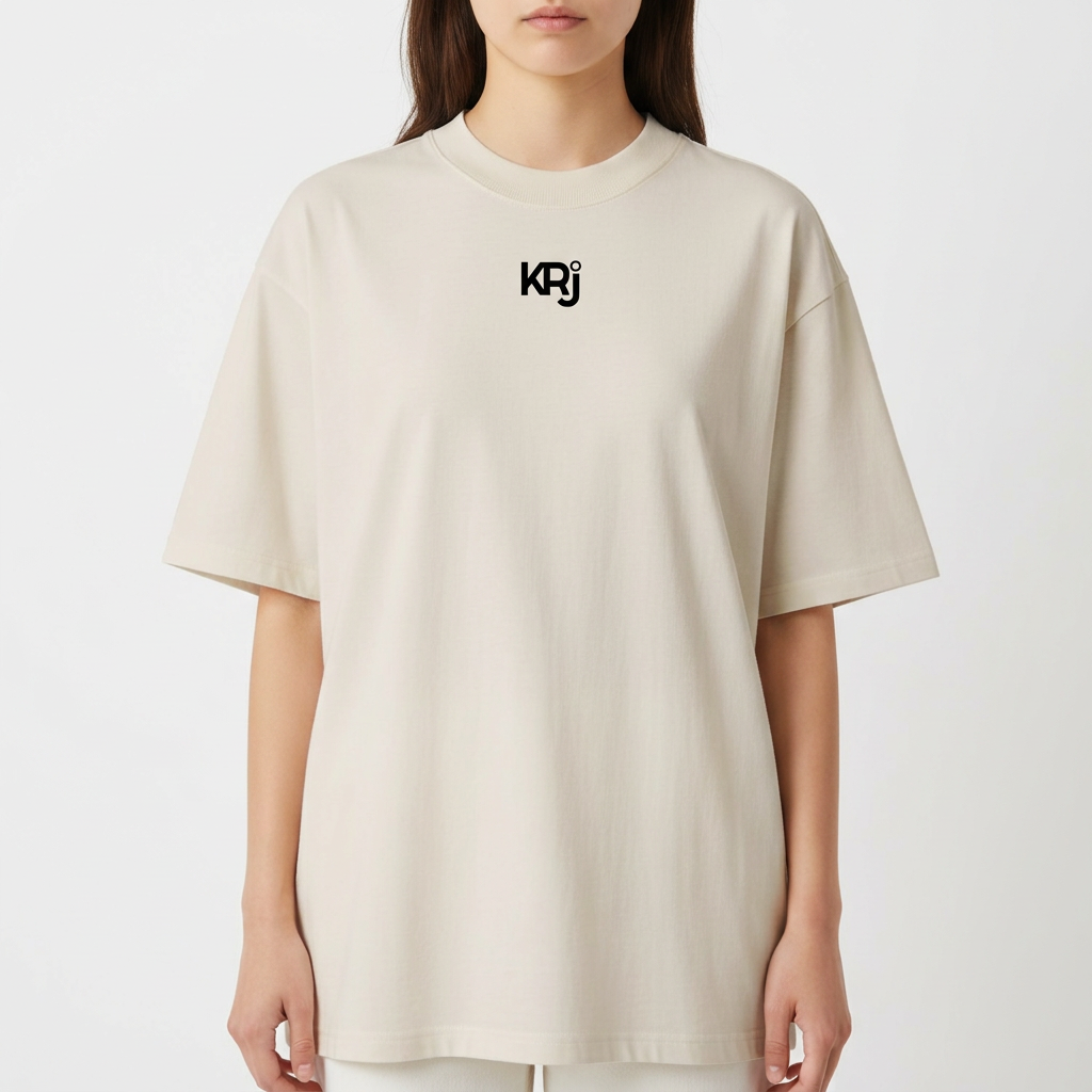 Camiseta com estampa frontal de "KRJ" estilizado e estampa traseira de mão segurando relógio de bolso com corrente detalhada.
