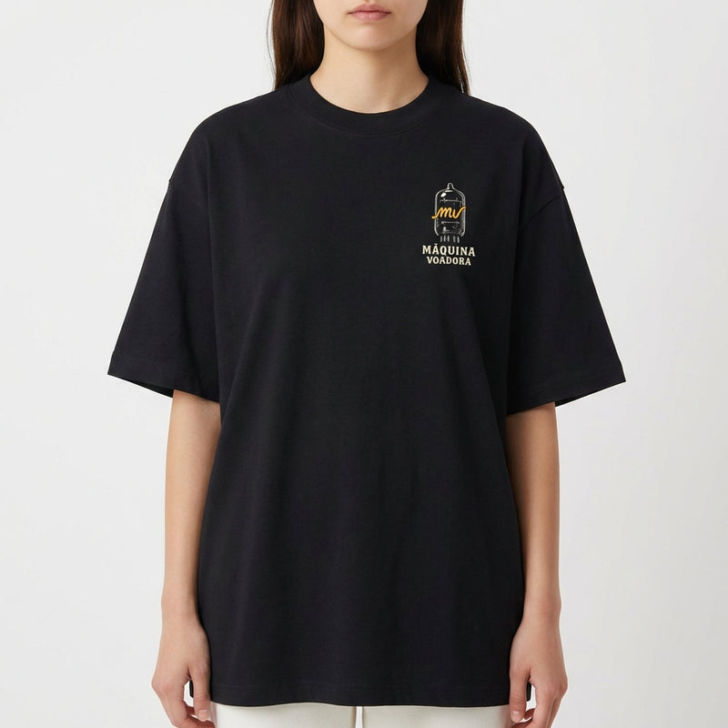 Camiseta com estampa frontal de desenho de um passarinho dentro de uma gaiola estilizada com a inscrição "Máquina Voadora" abaixo do desenho.