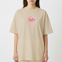 Camiseta com estampa frontal de "lab" em letras vibrantes e detalhes de linhas onduladas, e estampa traseira de "God is Good" sobrepondo um círculo.