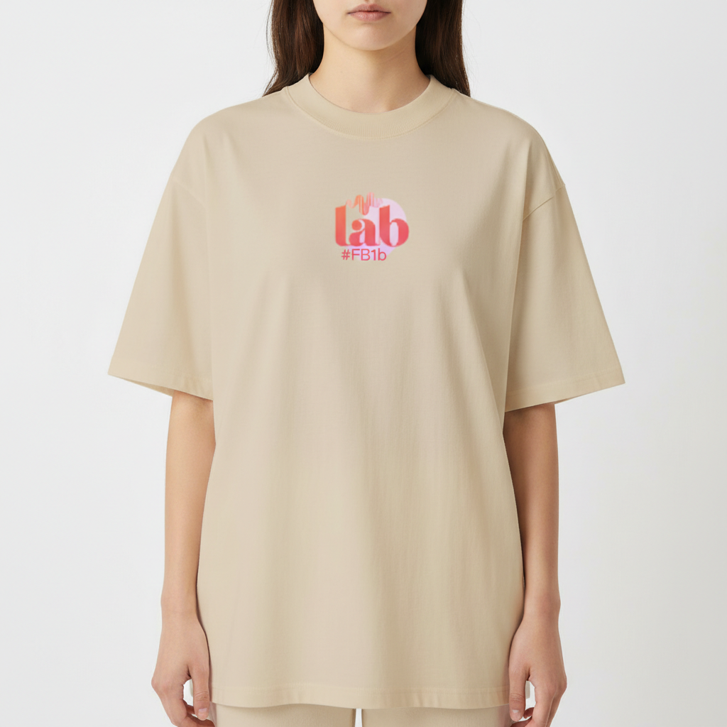 Camiseta com estampa frontal de "lab" em letras vibrantes e detalhes de linhas onduladas, e estampa traseira de "God is Good" sobrepondo um círculo.