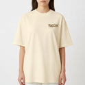 Camiseta com estampa frontal de palavra gotejante estilizada e estampa traseira de nome com tipografia imponente sobre texto escorrido similar.