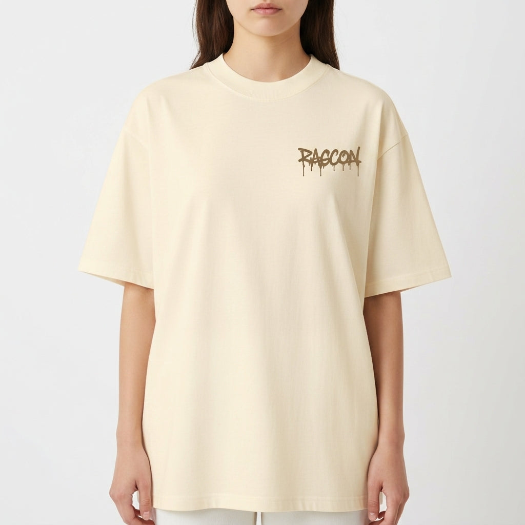 Camiseta com estampa frontal de palavra gotejante estilizada e estampa traseira de nome com tipografia imponente sobre texto escorrido similar.