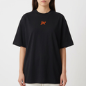 Camiseta com estampa frontal de logotipo estilizado "TK" e estampa traseira de figura angelical com asas, espada e escudo, acompanhada de inscrição latina.