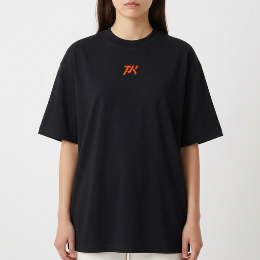 Camiseta com estampa frontal de logotipo estilizado "TK" e estampa traseira de figura angelical com asas, espada e escudo, acompanhada de inscrição latina.
