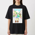 Camiseta com estampa frontal de personagem animada vestindo shorts e botas, carregando vegetais, em um cenário urbano com prédios e árvores.