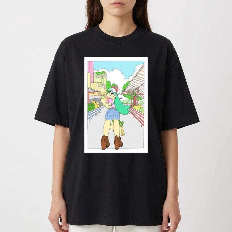 Camiseta com estampa frontal de personagem animada vestindo shorts e botas, carregando vegetais, em um cenário urbano com prédios e árvores.