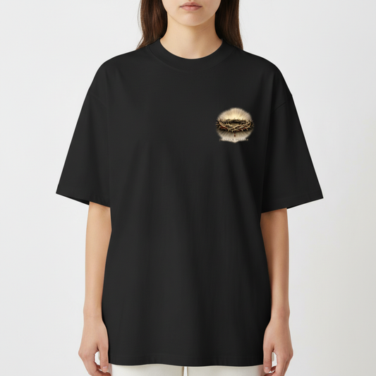 Camiseta com estampa frontal de coroa de espinhos detalhada e estampa traseira de figura angelical segurando uma espada, acompanhada de tipografia estilizada.