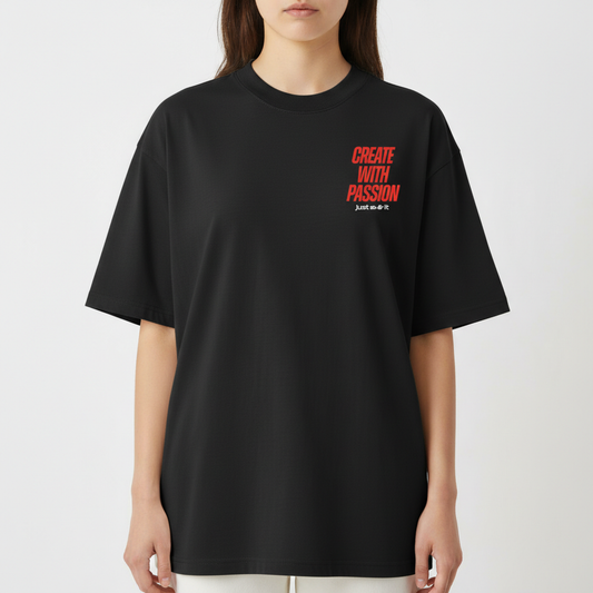 Camiseta com estampa frontal de "CREATE WITH PASSION" e texto de apoio menor, e estampa traseira elaborada de "CREATE WITH PASSION" e "Be Consistent".