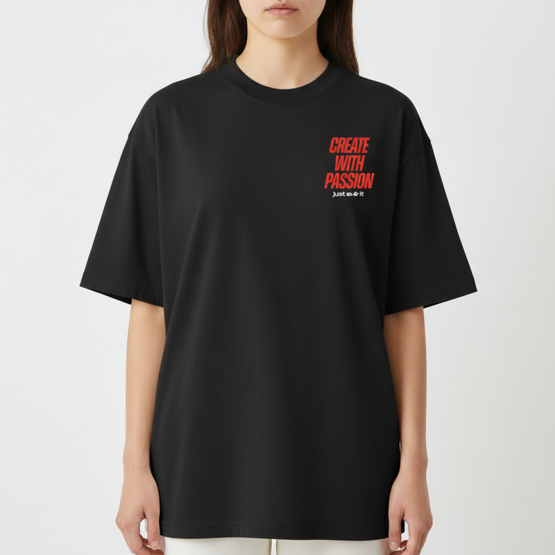 Camiseta com estampa frontal de "CREATE WITH PASSION" e texto de apoio menor, e estampa traseira elaborada de "CREATE WITH PASSION" e "Be Consistent".