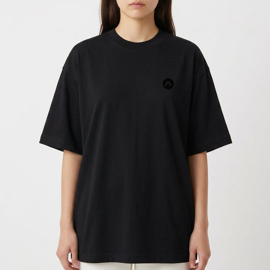 Camiseta com estampa frontal de círculo minimalista e estampa traseira de retrato feminino artístico em tons vibrantes com palmeiras e pôr do sol ao fundo.