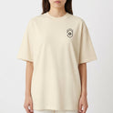 Camiseta com estampa frontal de brasão com um círculo e cinco estrelas acima, e estampa traseira de texto "Brasil na Copa. Moda na Viola." em estilo cursivo.