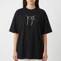 Camiseta com estampa frontal de símbolo estilizado abstrato e estampa traseira de imagem futurista com a inscrição "PIXELATED KISSES".