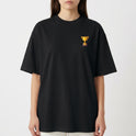 Camiseta com estampa frontal de troféu pequeno à esquerda e estampa traseira de grande troféu acompanhado da frase "QUEM VENCER HERDARÁ TODAS ESSAS COISAS APOCALIPSE 21:7".