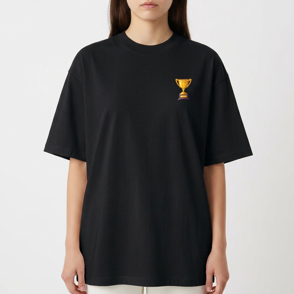 Camiseta com estampa frontal de troféu pequeno à esquerda e estampa traseira de grande troféu acompanhado da frase "QUEM VENCER HERDARÁ TODAS ESSAS COISAS APOCALIPSE 21:7".