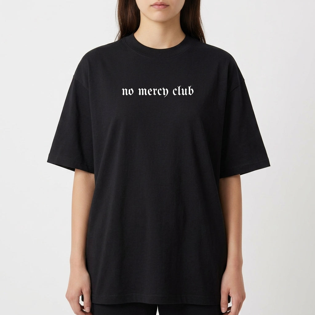 Camiseta com estampa frontal de texto estilizado "no mercy club" e estampa traseira de cobra detalhada, cercada por texto e símbolos impactantes.