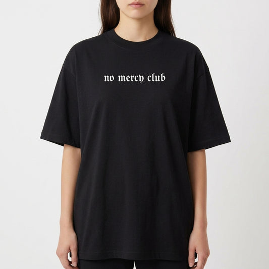 Camiseta com estampa frontal de texto estilizado "no mercy club" e estampa traseira de cobra detalhada, cercada por texto e símbolos impactantes.