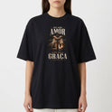 Camiseta com estampa frontal de uma cruz entre colunas clássicas, rodeada por folhagens e frase "Foi por amor, vivo pela graça - Efésios 2:5".