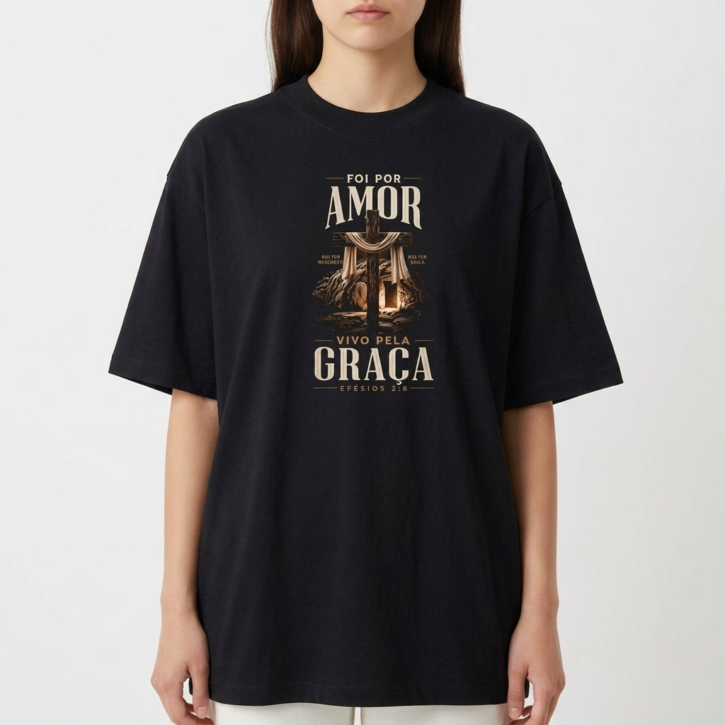 Camiseta com estampa frontal de uma cruz entre colunas clássicas, rodeada por folhagens e frase "Foi por amor, vivo pela graça - Efésios 2:5".
