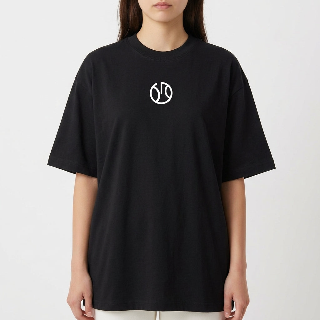 Camiseta com estampa frontal de símbolo circular composto por formas geométricas estilizadas e estampa traseira com o texto "HOOPER" cercado por elementos gráficos.