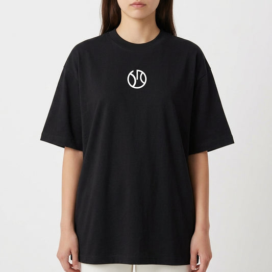 Camiseta com estampa frontal de símbolo circular composto por formas geométricas estilizadas e estampa traseira com o texto "HOOPER" cercado por elementos gráficos.