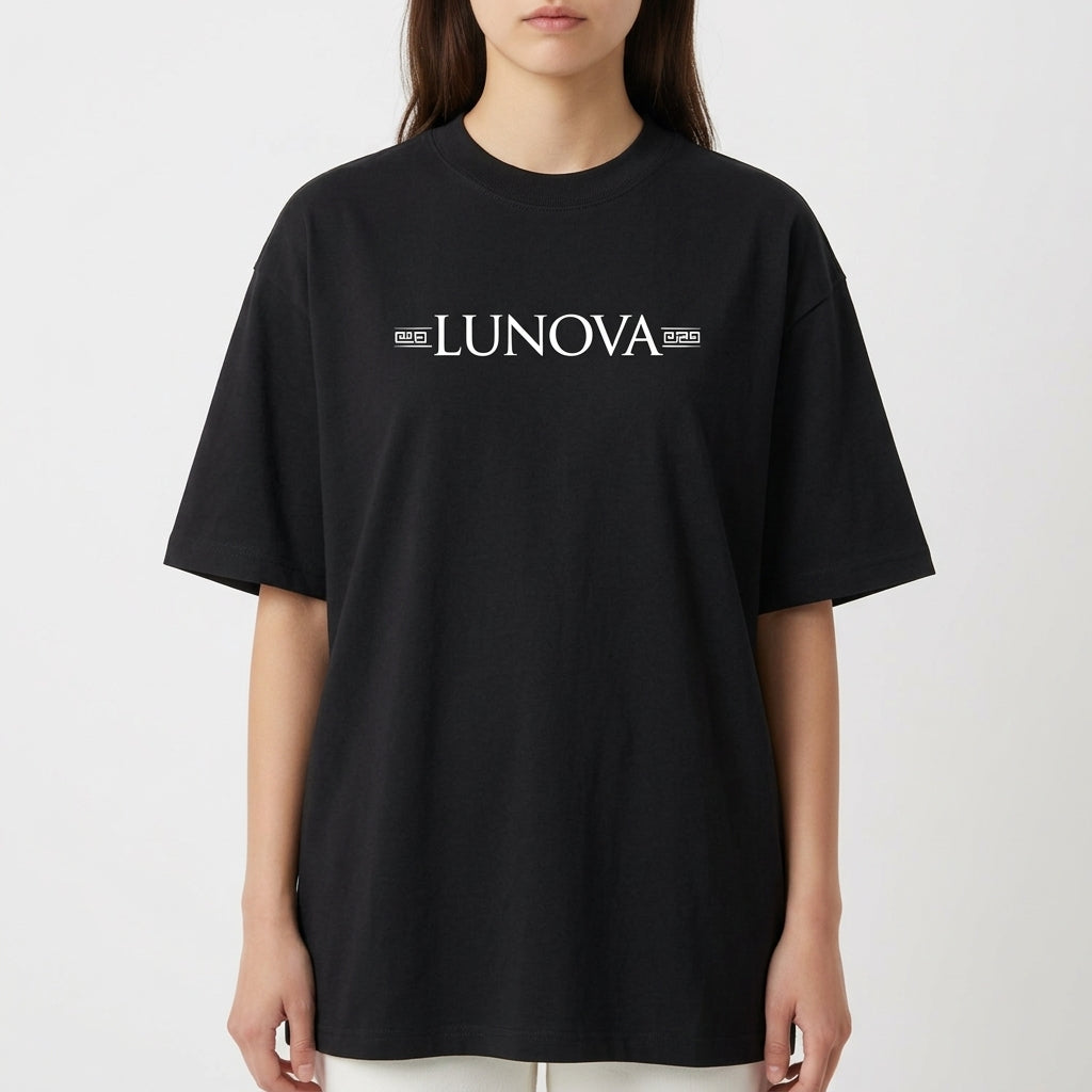 Camiseta com estampa frontal do texto "LUNOVA" entre linhas gráficas e estampa traseira de busto clássico com rosa vermelha e texto "REBORN" em destaque.