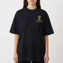 Camiseta com estampa frontal de um emblema dourado com uma coroa, texto "O Rei Macaco (Sun Wukong)" e estampa traseira de uma ilustração detalhada com "Lenda 3: O Rei Macaco".
