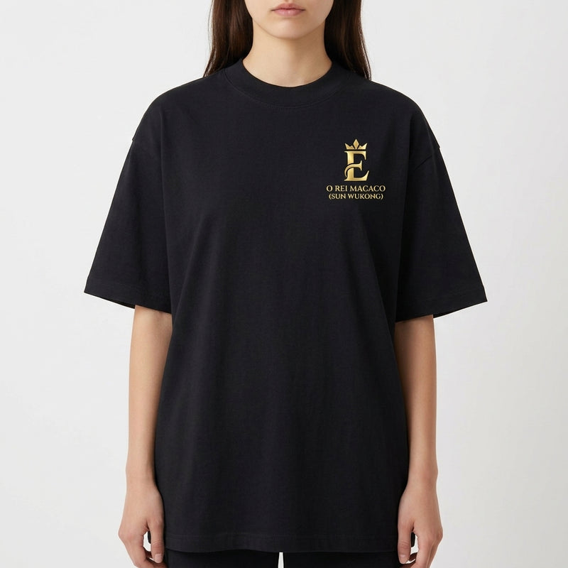 Camiseta com estampa frontal de um emblema dourado com uma coroa, texto "O Rei Macaco (Sun Wukong)" e estampa traseira de uma ilustração detalhada com "Lenda 3: O Rei Macaco".