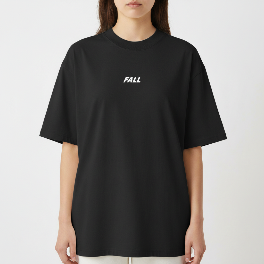 Camiseta com estampa frontal de "FALL" em letras maiúsculas, estilizadas e anguladas, posicionadas no centro do peito.