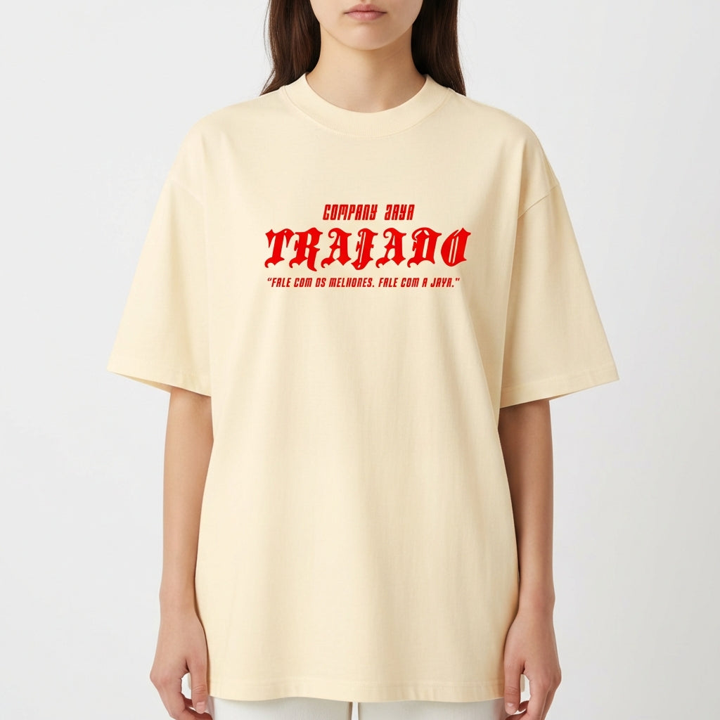 Camiseta com estampa frontal de texto estilizado, incluindo frases em duas linhas, destacando uma fonte gótica impactante e elementos adicionais em tamanho menor.