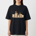 Camiseta com estampa frontal de duas figuras históricas em trajes antigos, uma olhando para frente e outra lendo um livro, em um cenário desértico.