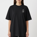 Camiseta com estampa frontal de gaiola com a palavra "RECORDS" e estampa traseira de coração em mosaico rodeado por padrões geométricos vibrantes.