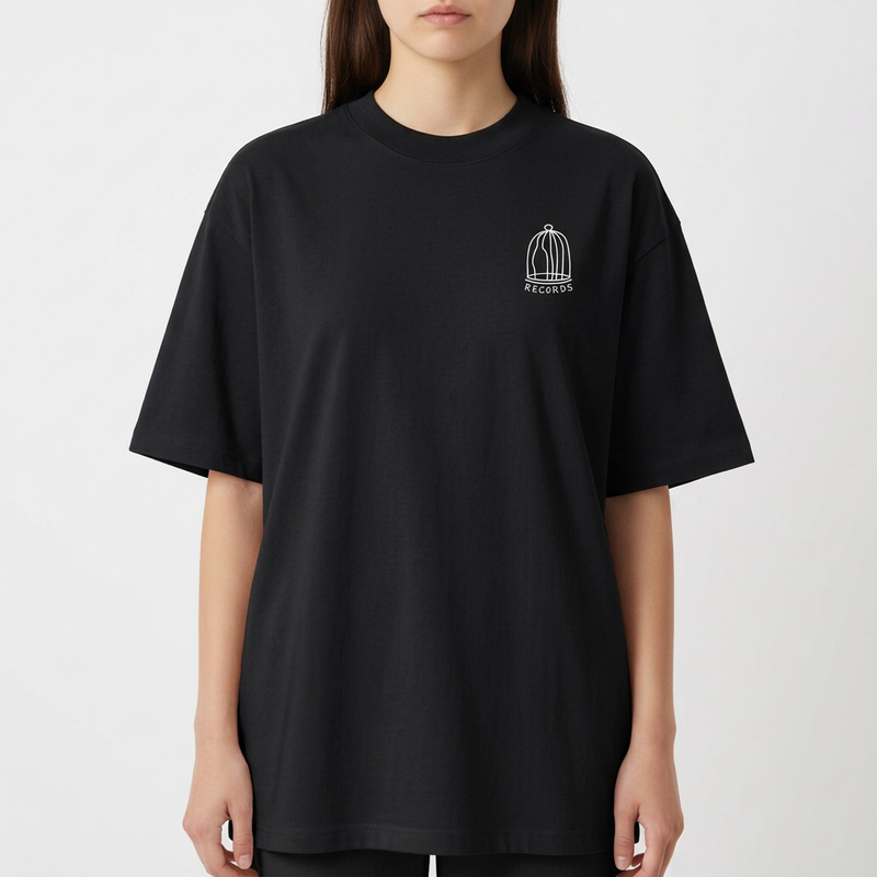 Camiseta com estampa frontal de gaiola com a palavra "RECORDS" e estampa traseira de coração em mosaico rodeado por padrões geométricos vibrantes.