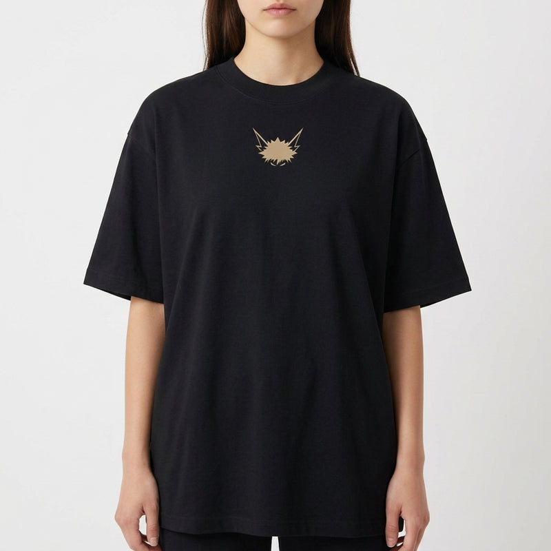 Camiseta com estampa frontal de cabeça de animal estilizada com dois olhos e estampa traseira de personagem em design geométrico acompanhada de textos e detalhes.