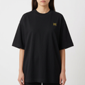 Camiseta com estampa frontal de "H" estilizado e estampa traseira de figura clássica com coroa, rodeado por texto "Working has Results" em estilo robusto.
