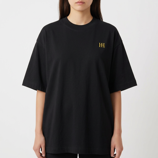 Camiseta com estampa frontal de "H" estilizado e estampa traseira de figura clássica com coroa, rodeado por texto "Working has Results" em estilo robusto.