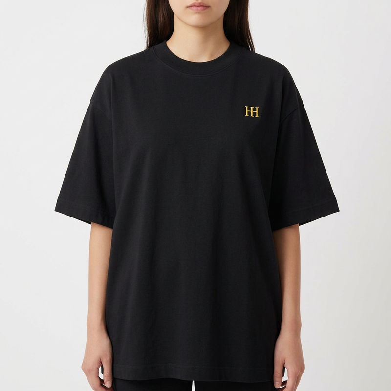 Camiseta com estampa frontal de "H" estilizado e estampa traseira de figura clássica com coroa, rodeado por texto "Working has Results" em estilo robusto.
