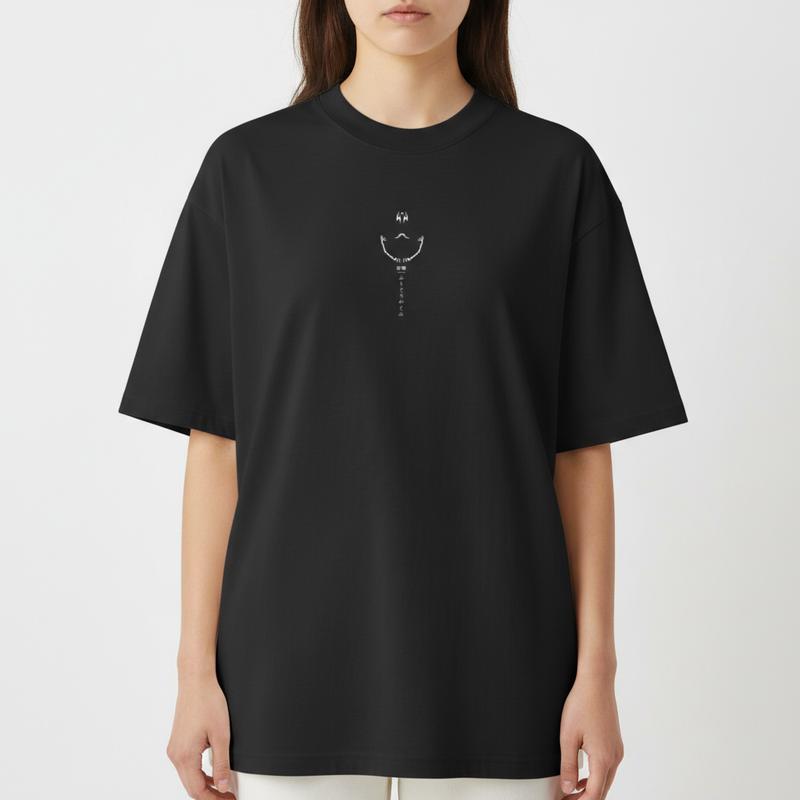 Camiseta com estampa frontal de símbolo enigmático acima de rosto estilizado e estampa traseira de olhar intenso com mãos em posição meditativa.