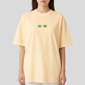 Camiseta com estampa frontal de texto "EXEOVER" e detalhe gráfico central, e estampa traseira de texto "ACORDA BRASIL" com símbolo gráfico integrado.