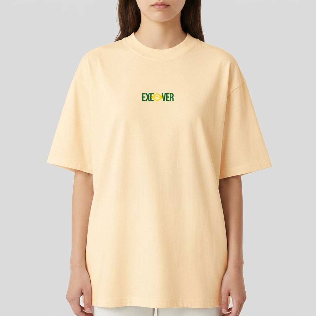 Camiseta com estampa frontal de texto "EXEOVER" e detalhe gráfico central, e estampa traseira de texto "ACORDA BRASIL" com símbolo gráfico integrado.