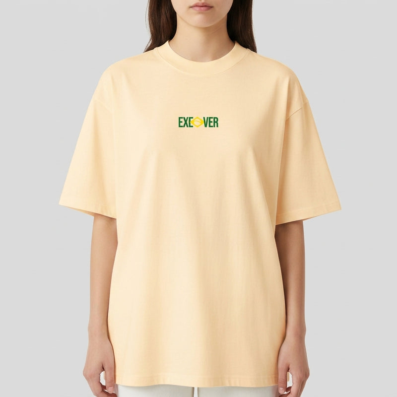 Camiseta com estampa frontal de texto "EXEOVER" e detalhe gráfico central, e estampa traseira de texto "ACORDA BRASIL" com símbolo gráfico integrado.