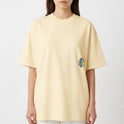 Camiseta com estampa frontal de uma pequena impressão digital acompanhada do texto "Brasil no DNA" e estampa traseira maior do mesmo padrão.
