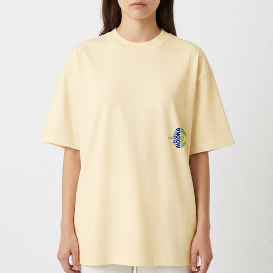 Camiseta com estampa frontal de uma pequena impressão digital acompanhada do texto "Brasil no DNA" e estampa traseira maior do mesmo padrão.