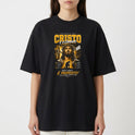Camiseta com estampa frontal de uma figura religiosa cercada por textos e elementos gráficos detalhados, incluindo frases em destaque e simbologia variada.