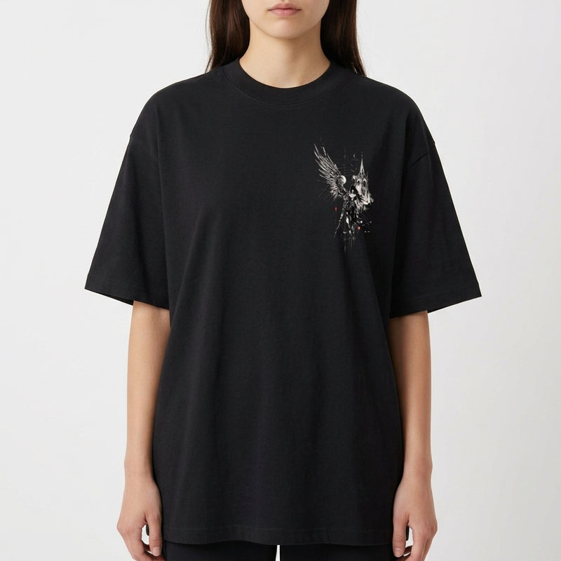 Camiseta com estampa frontal de figura angelical detalhada com asas abertas e envolta em detalhes intricados, compondo um design de estética celestial.