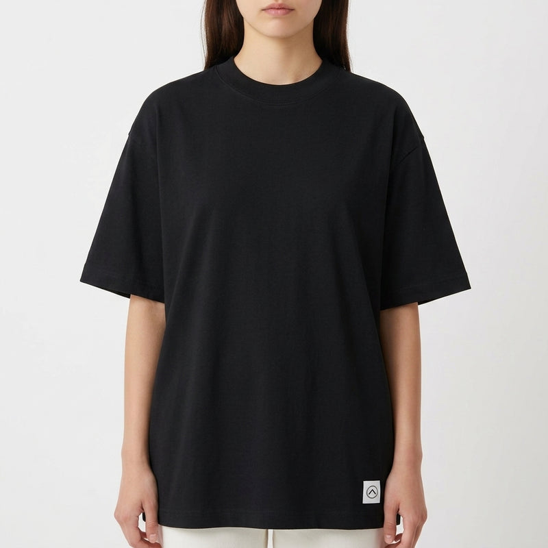 Camiseta com estampa frontal de pequeno logotipo minimalista e estampa traseira de ilustração artística de rosto masculino entrelaçado com elementos geométricos e tribais.