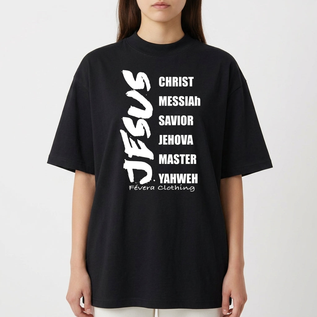 Camiseta com estampa frontal de palavras em negrito listando "Jesus" acompanhado por títulos como "Christ", "Messiah", "Savior", "Jehova", "Master", "Yahweh".
