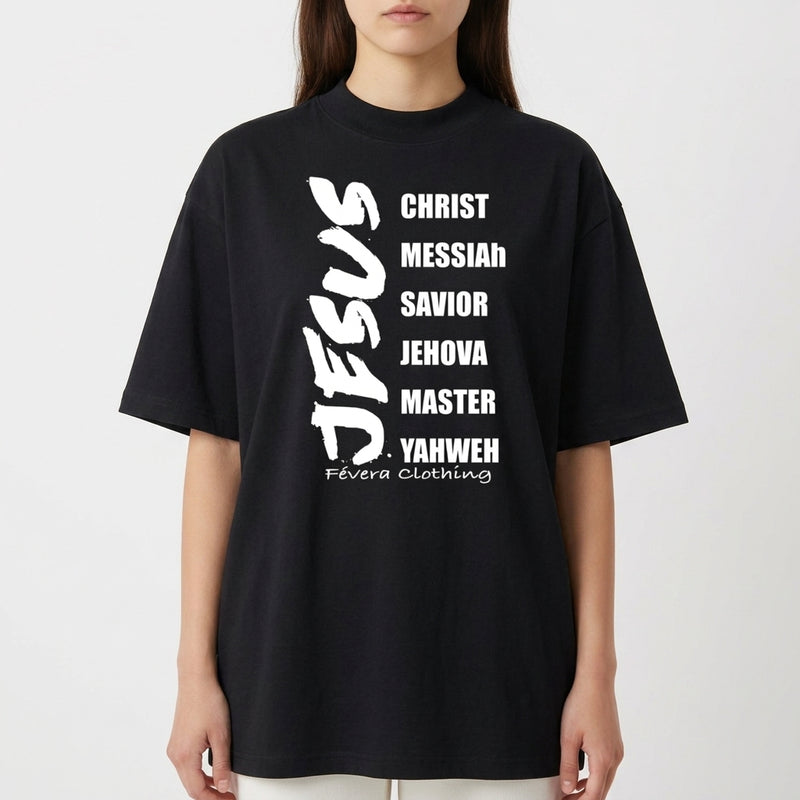 Camiseta com estampa frontal de palavras em negrito listando "Jesus" acompanhado por títulos como "Christ", "Messiah", "Savior", "Jehova", "Master", "Yahweh".