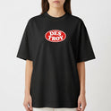 Camiseta com estampa frontal de logo oval "DESTROY" e estampa traseira de pacote com personagem animado, texto decorativo e bandeiras minúsculas.