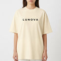 Camiseta com estampa frontal de texto estilizado "LUNOVA" em tipografia limpa e moderna e estampa traseira de anjo detalhado com asas amplas e a inscrição "FREEDOM AND PEACE".