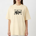 Camiseta com estampa frontal de seis personagens estilizados lado a lado sob a palavra "FRIENDS" em letras maiúsculas, remetendo a um icônico grupo.